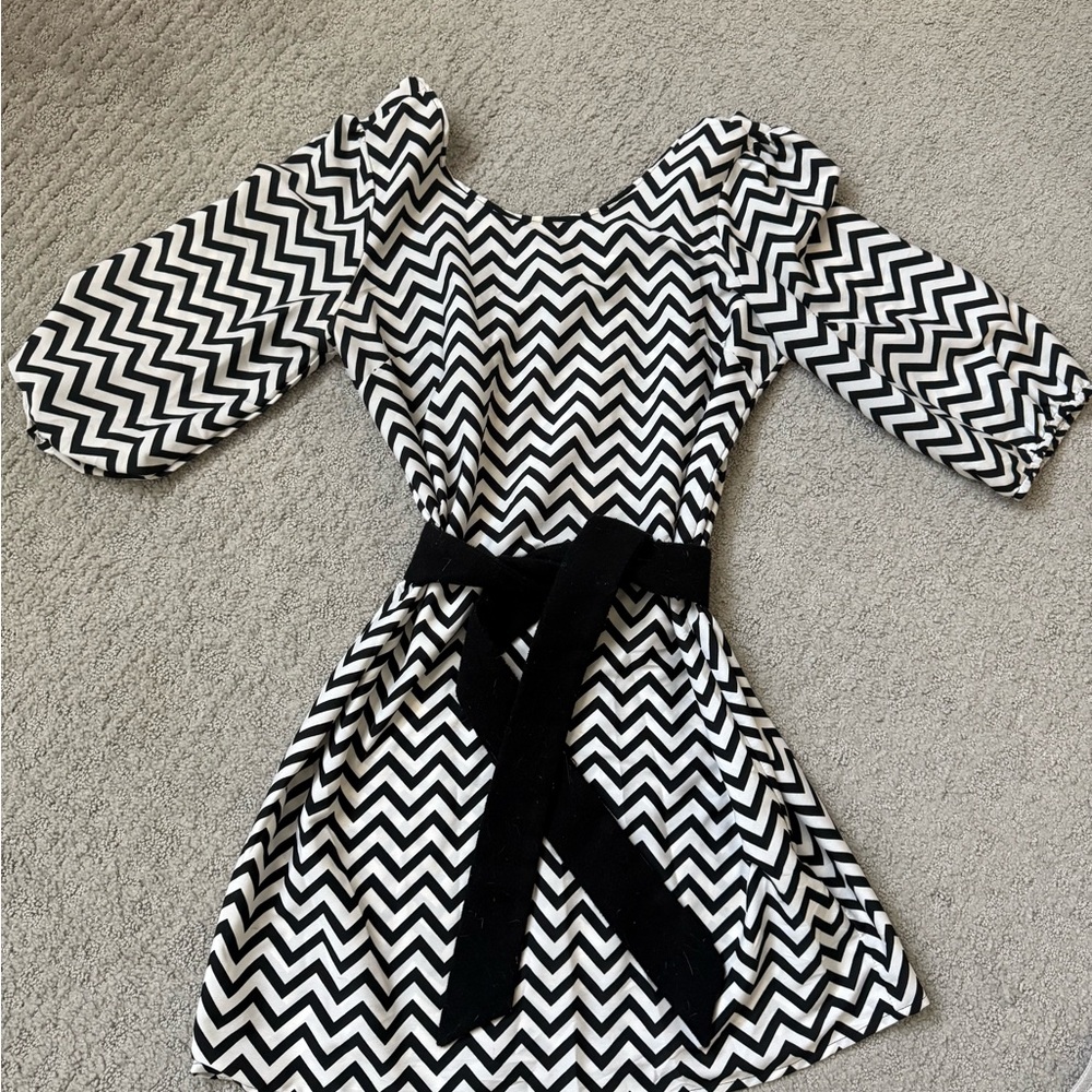 Black White Chevron Dress Puff Sleeve Tie Waist Mini tunic Chic Trendy Outfit
